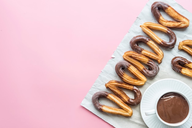 Churros avec petit déjeuner sucré au chocolat