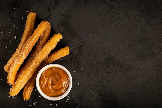 Churros traditionnels au sucre dulce de leche et sauce au chocolat