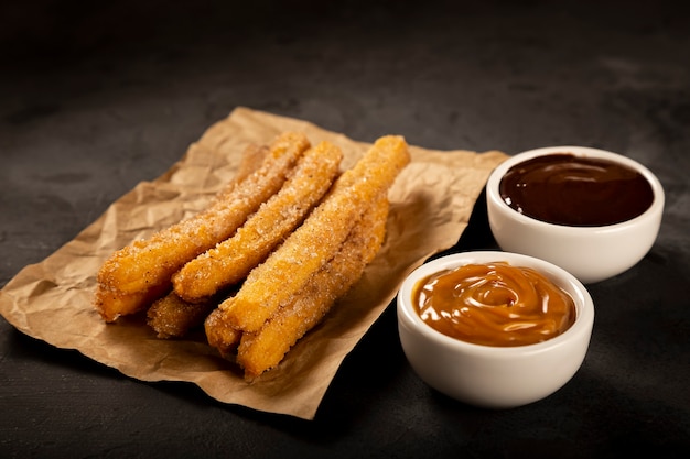 Churros traditionnels au sucre dulce de leche et sauce au chocolat