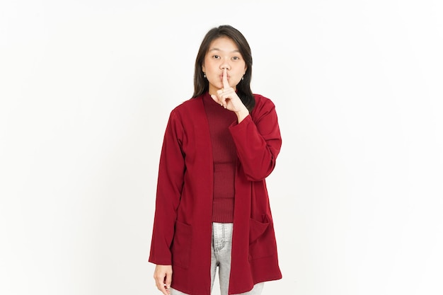 Chut être calme de la belle femme asiatique portant une chemise rouge isolé sur fond blanc