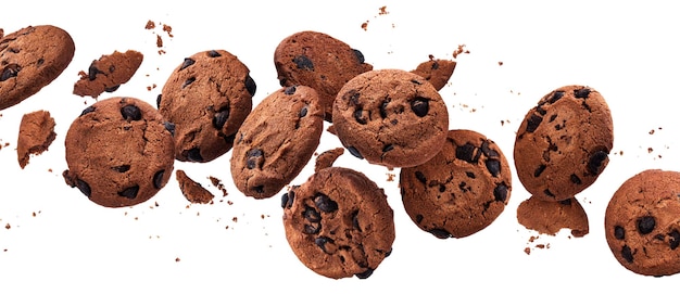 Chute de biscuits aux pépites de chocolat cassés isolés sur fond blanc avec un tracé de détourage