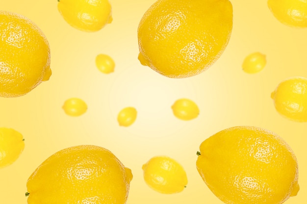 Photo chute de citrons entiers sur fond jaune vif