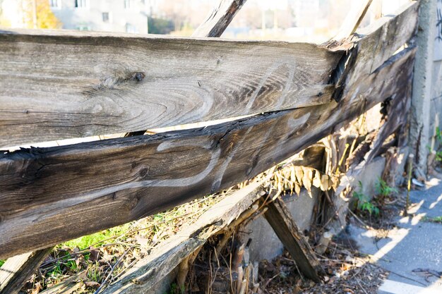 Chute et clôture en bois endommagée dans la ville