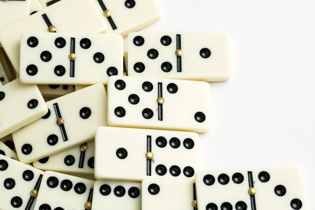 Chute de dominos. Effet domino. Le jeu de dominos.