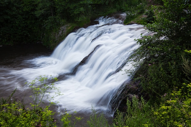 Chute d&#39;eau de Chervonograd dans la région de Ternopil, Ukraine