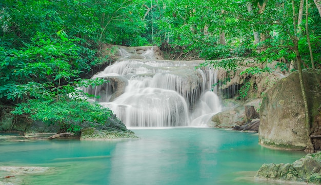 Chute d&#39;eau dans la forêt d&#39;automne à Erawan cascade National Park, Thaïlande