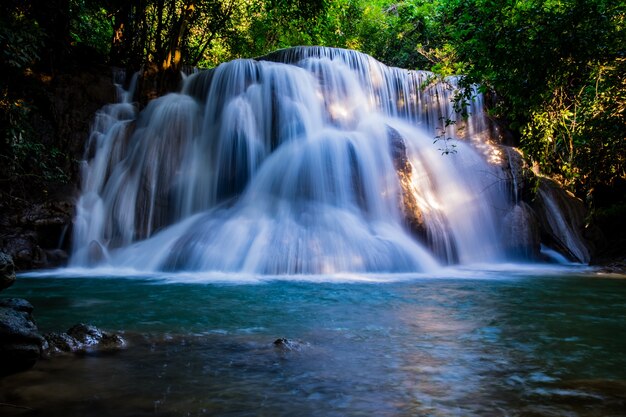 Chute d&#39;eau dans la forêt tropicale au parc national de Huay Mae Khamin