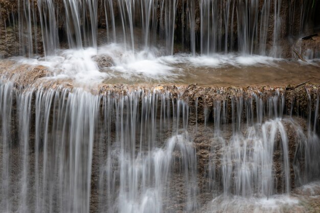 Chute d&#39;eau dans la forêt tropicale