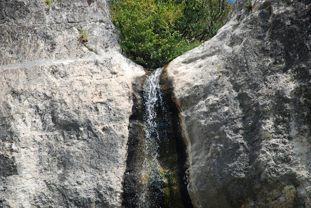 Chute d'eau dans une montagne sur fond de ciel bleu