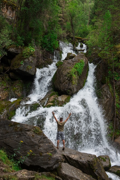 Chute d&#39;eau dans les montagnes de l&#39;Altaï