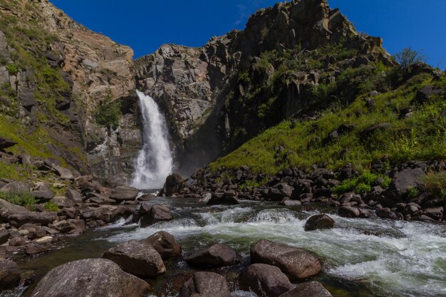 Chute d&#39;eau dans les montagnes de l&#39;Altay. Beau paysage naturel. Distination touristique populaire.