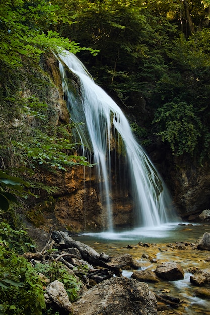 Chute D'eau Dans Les Montagnes De Crimée