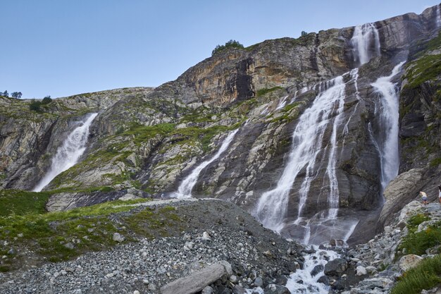 Chute d'eau dans les montagnes du Caucase, la fonte de la crête du glacier Arkhyz