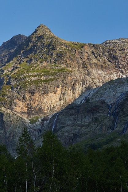 Chute D'eau Dans Les Montagnes Du Caucase