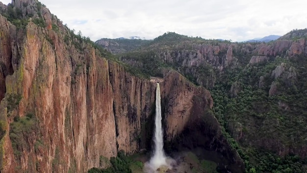 Une chute d'eau dans les montagnes est visible sur cette image non datée.