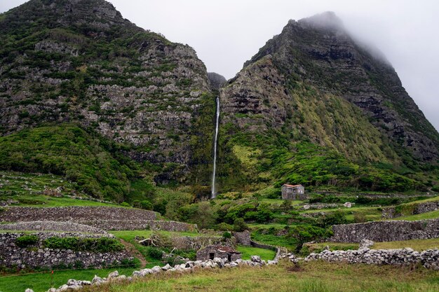 Une chute d'eau dans les montagnes d'Oahu