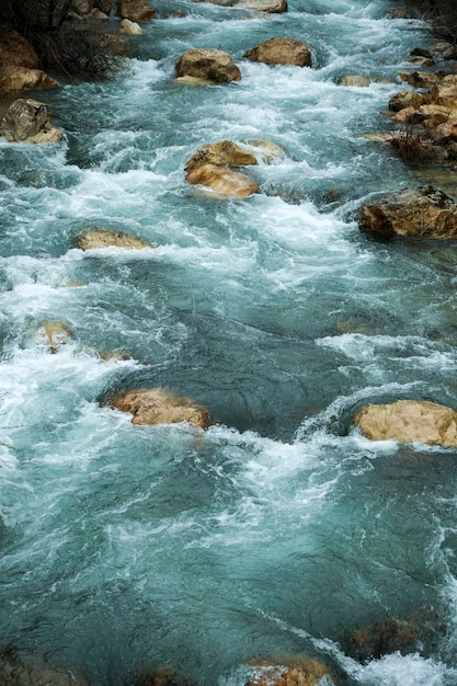 Chute d&#39;eau dans les montagnes