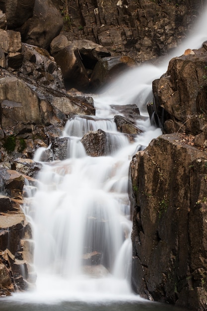 Chute d&#39;eau dans la nature sur le parc national Namtok Phlio, Chanthaburi