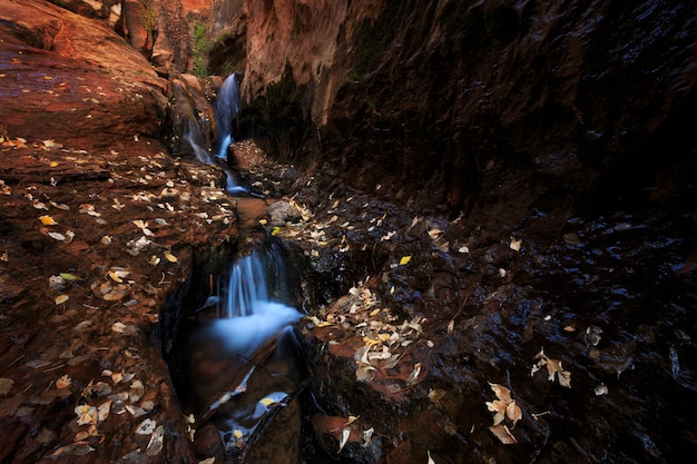 Chute d'eau dans l'Utah Slot Canyon