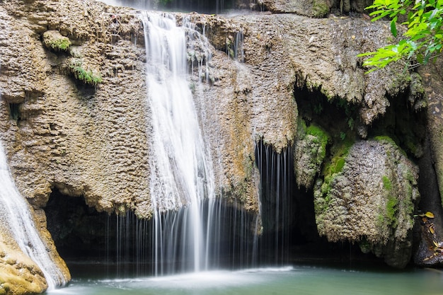 Chute d&#39;eau douce scénique naturelle