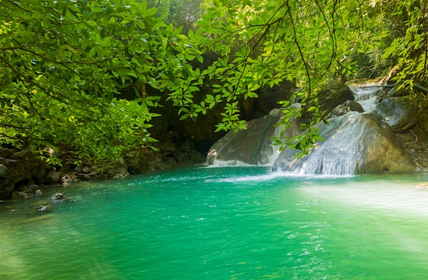 Chute d'eau d'Erawan dans le parc national d'Erawan, Kanchanaburi, Thaïlande. Cascades dans de belles forêts tropicales.