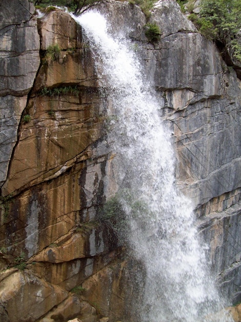 Une chute d'eau est sur une falaise