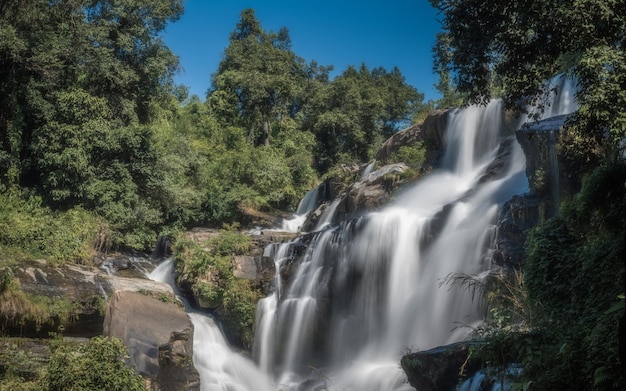 Chute d'Eau Falaise Roche Naturelle Exotique