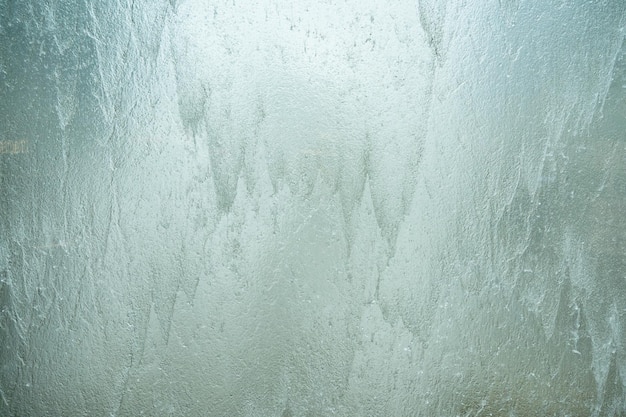 Chute d'eau sur fond flou de mur de verre