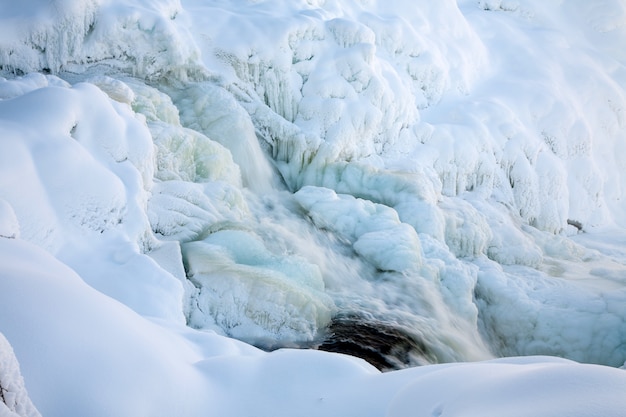 Chute d'eau gelée Tannforsen en hiver, Suède