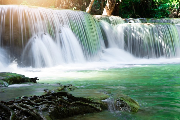 Photo chute d'eau de huai mae khamin à kanchanaburi en thaïlande