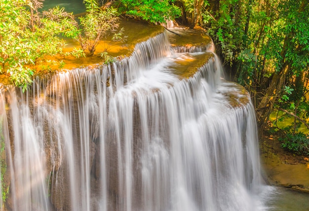 Chute d&#39;eau de Huai Mae Khamin avec la lumière du matin Kanchanaburi, Thaïlande