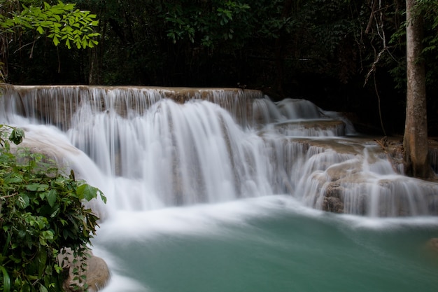 Chute d&#39;eau de Huay Mae Kamin dans le parc national de Khuean Srinagarindra