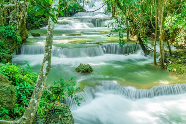 Chute d&#39;eau de Huay Mae Kamin à Kanchanaburi en Thaïlande