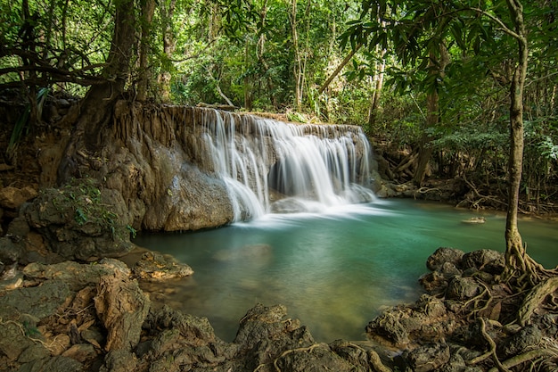 Chute d&#39;eau de Huay Mae Kamin