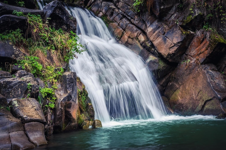 Photo la chute d'eau de la montagne de zaskalnik, en pologne