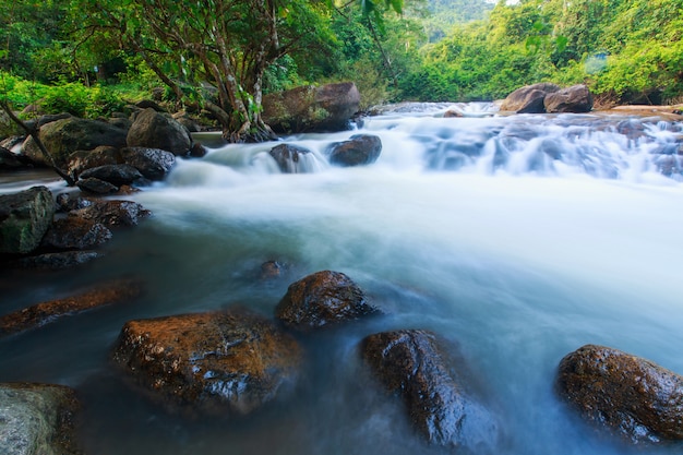 Chute d&#39;eau de Nang Rong dans la province de Nakorn Nayok, Thaïlande