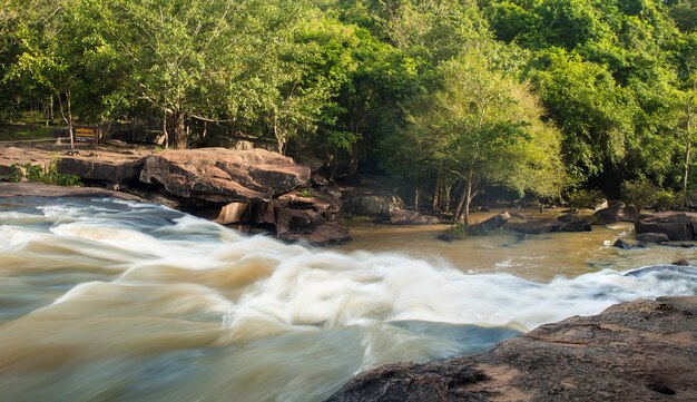 Chute d&#39;eau paysage tad ton en Thaïlande