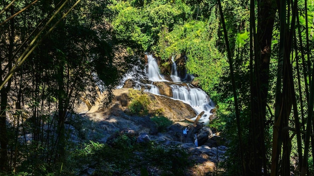 Chute D'eau De Pha Suea Située à Tham Pla - Parc National De Namtok Pha Suea, Province De Mae Hong Son, Thaïlande