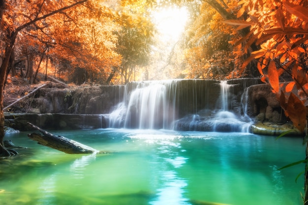 Chute d&#39;eau pittoresque dans la forêt tropicale sur la saison d&#39;automne au parc national Huai Mae Khamin