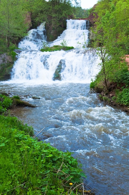 Chute d'eau puissante sur la rivière