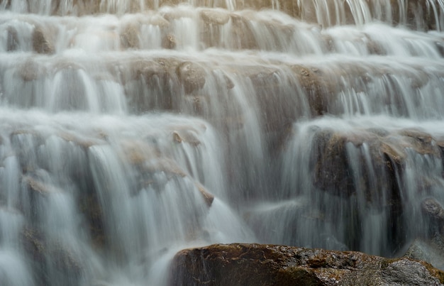 Chute d&#39;eau qui coule dans une ligne de roches.