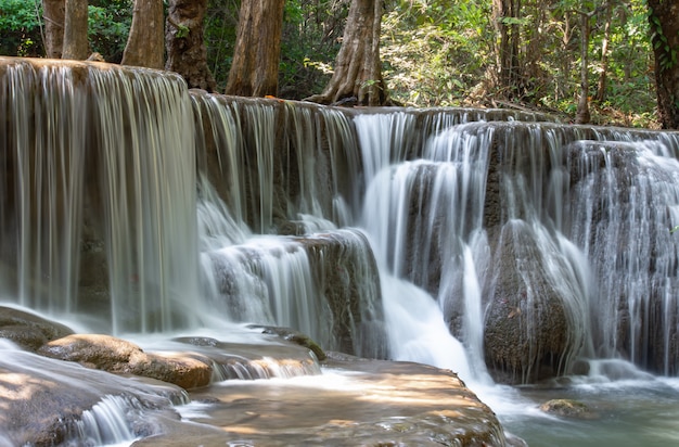 Chute d&#39;eau qui coule des montagnes au parc national de cascade Huay Mae khamin, Kanchana buri.