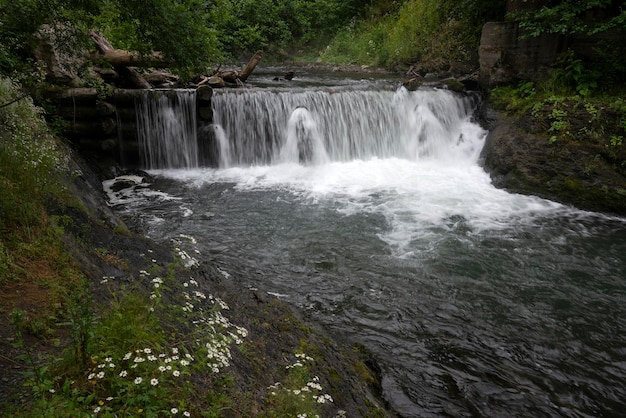 Chute d'eau sur la rivière Molchepa sur le territoire de la réserve de biosphère du Caucase Guzeripl cordon district de Maikop République d'Adygea Russie