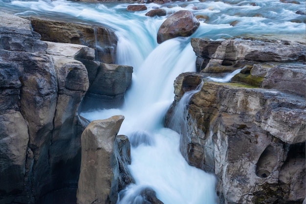 Chute d'eau et rochers Photographie longue exposition Rivière rapide et cascade Fond naturel et papier peint Eau rapide floue