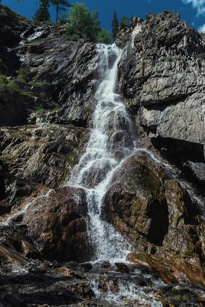 Chute d'eau Shirlak dans les montagnes de l'Altaï