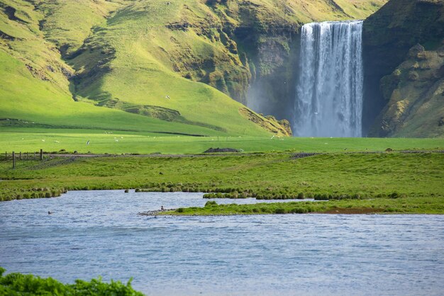 La chute d'eau de Skogafoss sur la Ring Road dans le sud de l'Islande est l'une des destinations touristiques les plus épiques du pays.