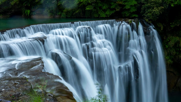 Chute d'eau de Taïwan Parc de la chute d'eau de Shifenliao