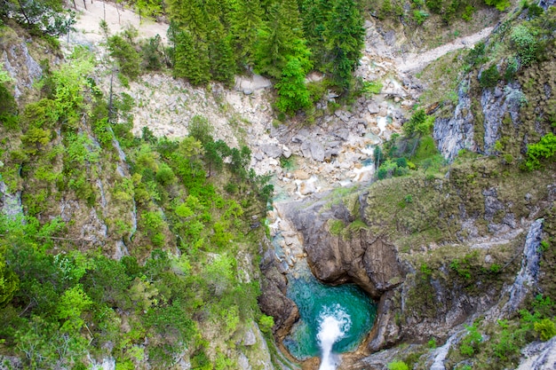 Chute d&#39;eau et de verdure à Schwangau