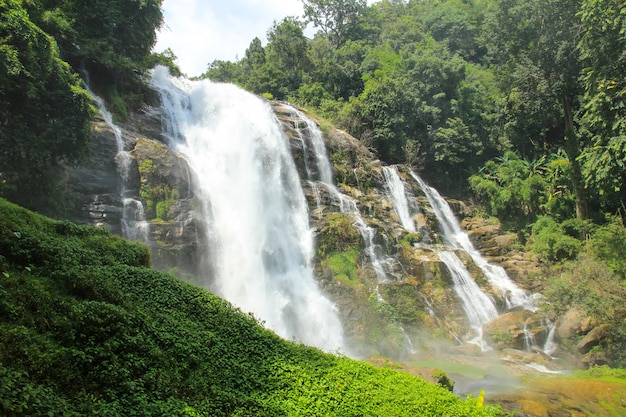 Chute d'eau de Wachirathan au parc national de Doi Inthanon, Chiang Mai, Thaïlande.