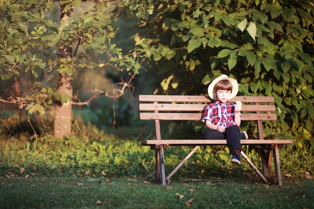 Chute des feuilles dans le parc. Enfants pour une promenade dans le parc en automne. Famille. Tomber. Joie.